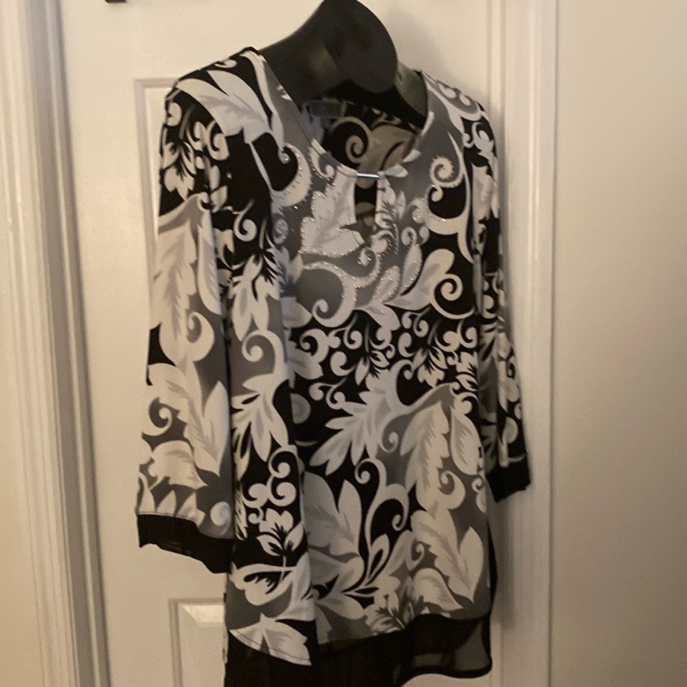 2 JM  Collection ladies brand shirts in size Xl b